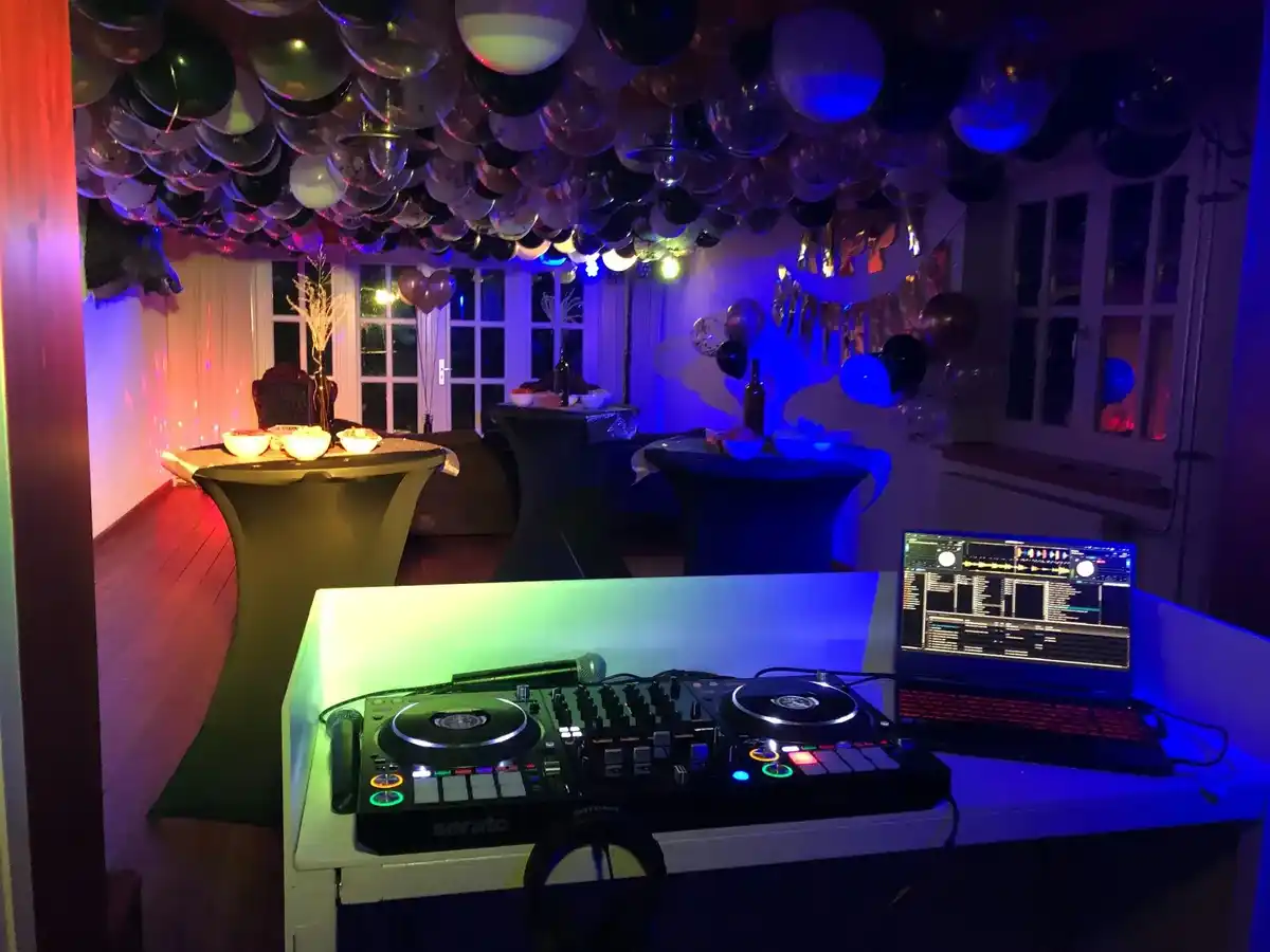 DJ-booth met verlichting op een feest