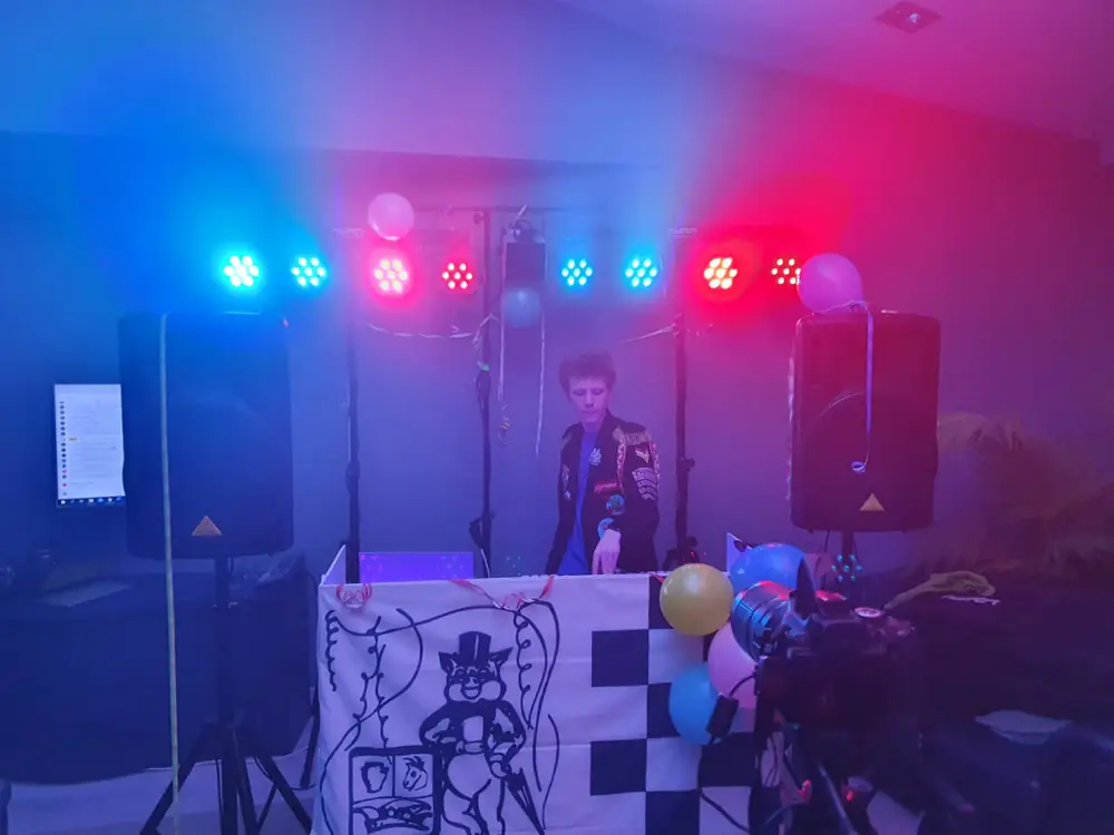 DJ CT met lichtshow tijdens een feest